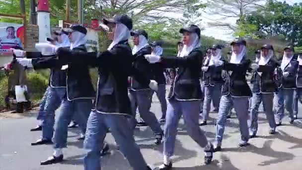 Muntok Indonesia 2023年9月14日 身着蓝色和灰色外套的高中生在庆祝印度尼西亚独立的游行中游行 — 图库视频影像