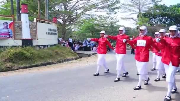インドネシア マウントク Muntok 2023年2月14日 インドネシア独立記念日 赤と白のユニフォームで高校生をマーチする参加者 — ストック動画