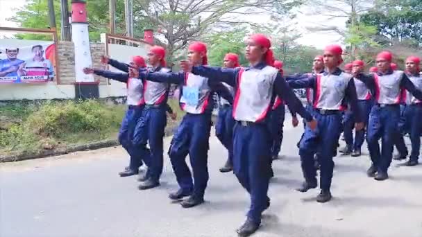 インドネシア マウントク セプター14 2023 赤いヘッドバンドと白いユニフォームの労働者の3月の動き インドネシア独立パレードで — ストック動画