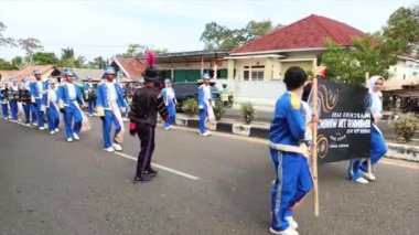 MUNTOK, İNDONEZYA - 14 Eylül 2023: Mavi ve Beyaz Bando Üniformalı Ortaokul Öğrencilerinin Sıraları ve Sıraları