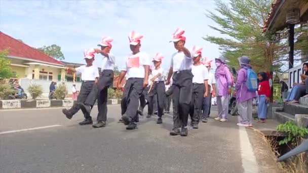 Muntok Indonesie Září 2023 Studenti Základních Škol Zúčastní Průvodu Ulici — Stock video