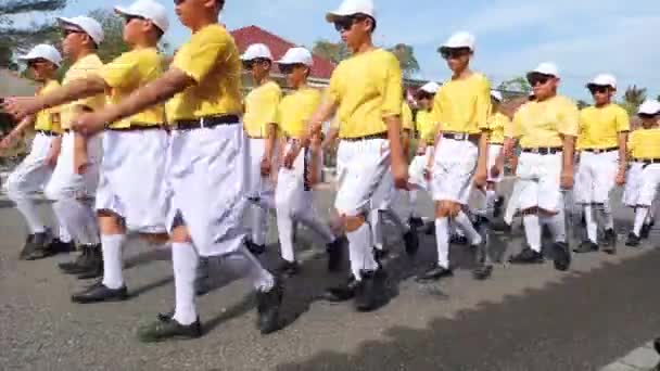 Muntok Indonesja Wrzesień 2023 Uczniowie Szkół Podstawowych Paradowali Rzędach Żółto — Wideo stockowe