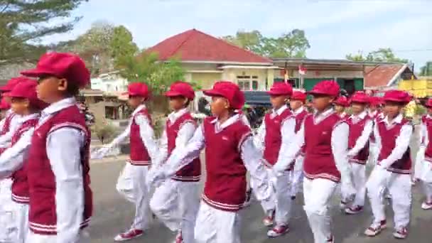 マウントク インドネシア セプター 2023 小学生が白いユニフォームと赤いベストの通りをパラダイス — ストック動画