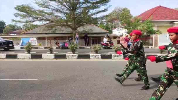 Muntok Indonesia September 2023 Elementary School Students Walk Neat Rows — Stock Video