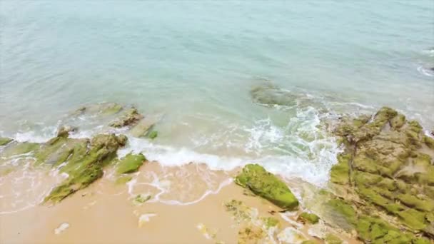 Naturalny Widok Fale Morskie Crashing Skałach Plaży Top View — Wideo stockowe
