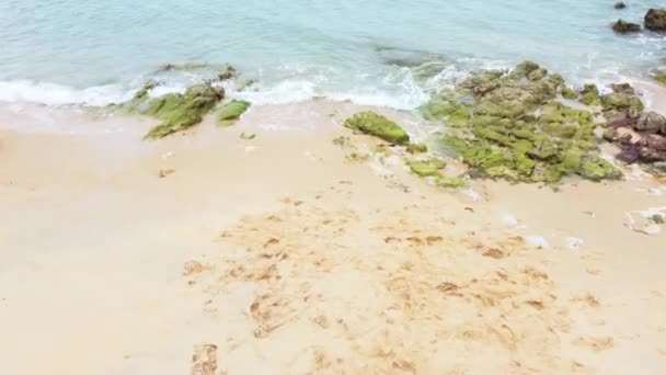 Playa Tanjung Kalian Con Arena Amarilla Pequeñas Olas Estiramientos Rocas — Vídeos de Stock