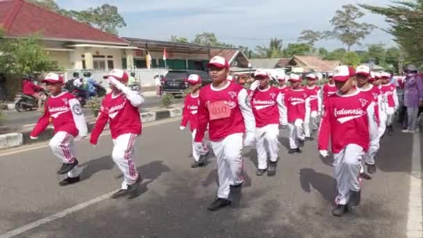 Muntok Indonesien September 2023 Parade Von Grundschülern Rot Weißen Uniformen — Stockvideo
