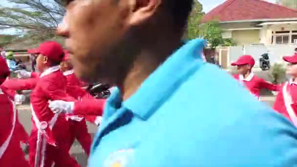 Muntok Indonesien September 2023 Truppen Marschieren Reihen Von Grundschülern Roten — Stockvideo