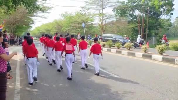 Muntok Indonesia Septiembre 2023 Estudiantes Primaria Marchan Con Trajes Rojos — Vídeo de stock