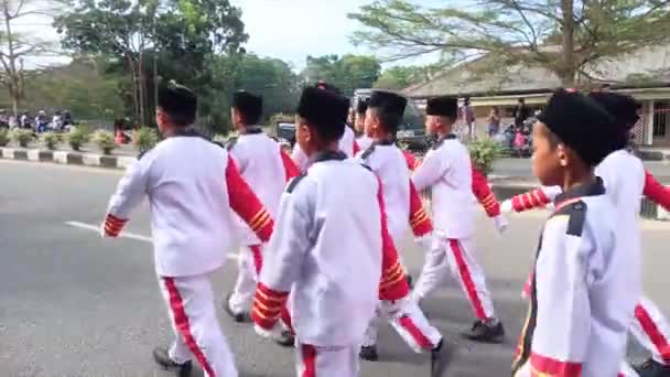 Muntok Indonesia September 2023 Deelnemers Aan Basisschool Marcheren Een Wit — Stockvideo