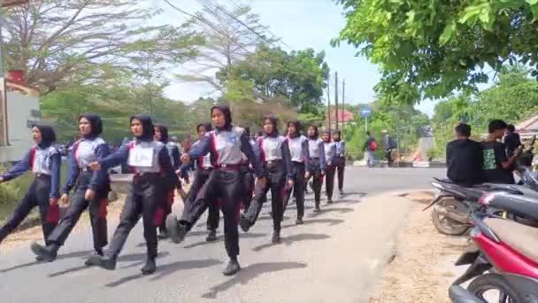 Muntok Indonesie Září 2023 Pochodující Oddíly Středoškolaček Modrých Bílých Černých — Stock video