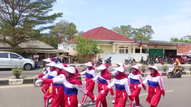 Muntok Indonesien September 2023 Marschteilnehmerinnen Roten Weißen Und Blauen Kostümen — Stockvideo
