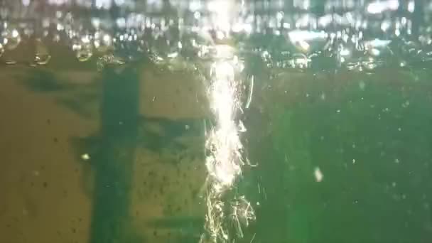 Μια Ισχυρή Ροή Του Νερού Προέρχεται Από Την Αντλία Και — Αρχείο Βίντεο