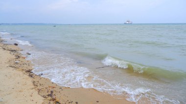Endonezya 'nın Tanjung Kalian sahillerine düşen gelgit dalgalarının doğal görüntüsü