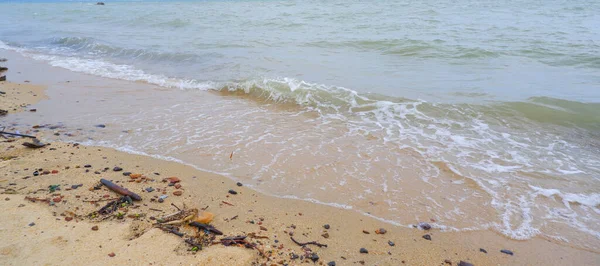 Tanjung Kalian, Endonezya 'da küçük ve sakin deniz dalgalarının olduğu doğal bir sahil manzarası.