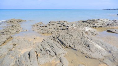 Endonezya 'nın Tanjung Kalian Sahili' nin kenarındaki kayalıklarla çevrili güzel doğal manzara.