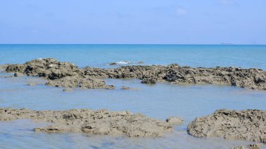 Endonezya, Tanjung Kalian 'da Mercan Kaya Çizgileri ile Deniz Suyunu Almanın Doğal Manzarası