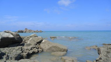 Tanjung Kalian, Endonezya 'da Mavi Deniz Suyu ve Büyük Mercan Kayaları Doğal Manzarası