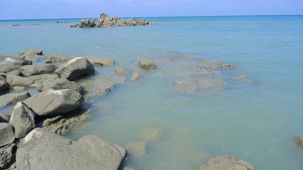 Güzel Doğal Manzara, sakinleştirici Mavi Deniz Suyu Mercan Kayaları ile