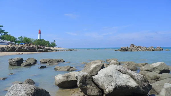 Endonezya, Tanjung Kalian tropikal denizinin kıyısındaki kayaların güzel doğal manzarası