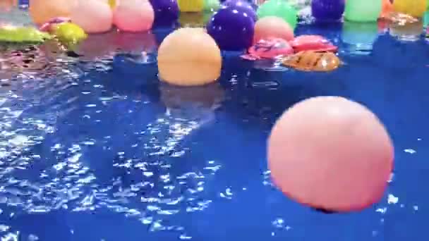 Bolas Juguete Coloridas Plástico Para Niños Una Pequeña Piscina Agua — Vídeos de Stock