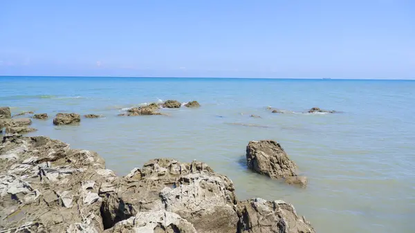 Endonezya, Tanjung Kalian 'da deniz yüzeyinde mercan kayaları bulunan Tropikal Kıyı Denizi Doğal Manzarası