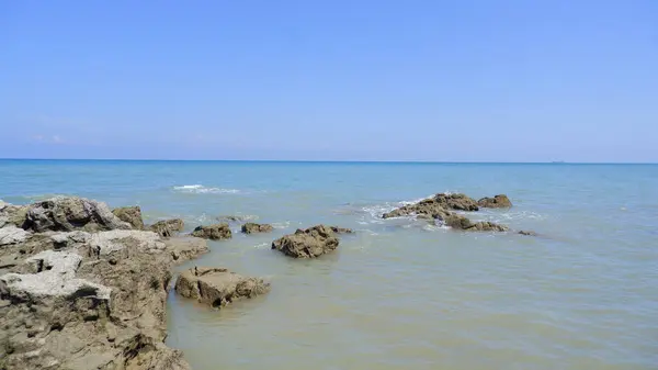Doğal Kayaların Genişliği, Tanjung Kalian Denizi 'nin kenarındaki mercan kayaları, Endonezya