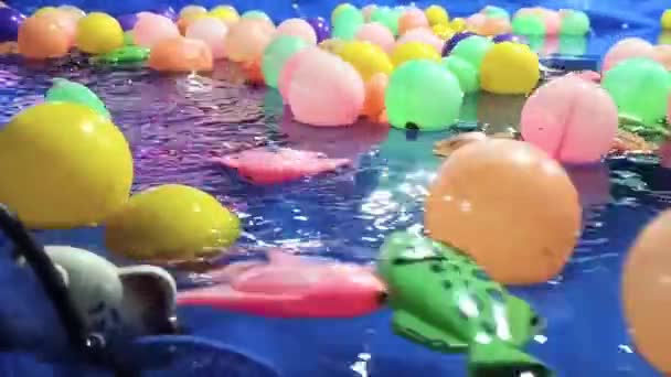 Gry Piłkę Plastikowe Ryby Dla Dzieci Różnych Kolorach Blue Water — Wideo stockowe