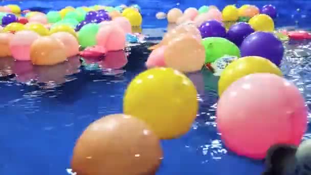 수영장에 그리고 다채로운 물고기의 모양에 아이들의 플라스틱 장난감 — 비디오