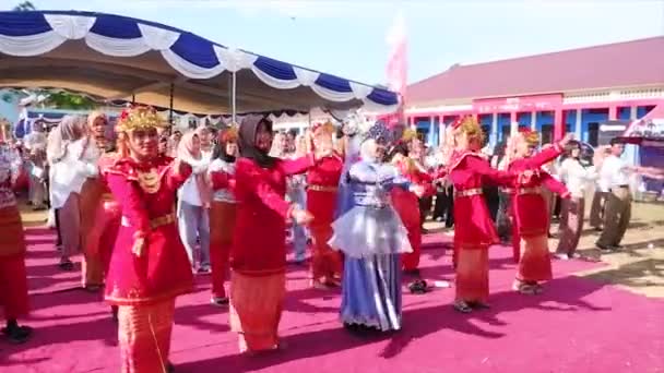 Muntok Indonesia 2023年11月29日 高中学生在一次职业高中庆祝活动中的闪电舞动作 带有各种印尼文化色彩 — 图库视频影像