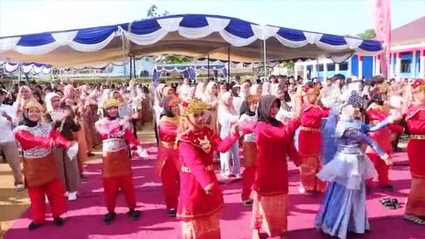 マウントク インドネシア 月29日 2023 さまざまな伝統的な衣装 職業学校のお祝いの職業学校の学生のフラッシュモブダンス — ストック動画