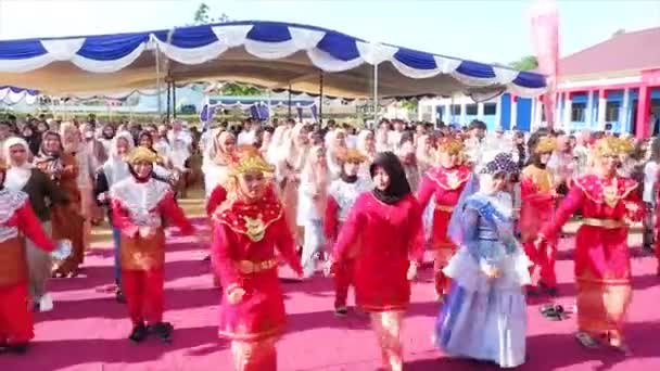 Muntok Indonesia November 2023 Middelbare Scholieren Verschillende Culturele Kostuums Voeren — Stockvideo
