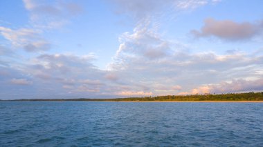 Doğal Manzara Büyüleyicidir, Cape Snake 'deki deniz öğleden sonra gri bulutlarla mavidir.