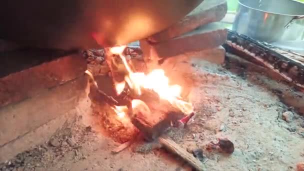 Спалювання Вогню Палаючої Деревини Кам Яною Плитою Сковородою Кухонній Поверхні — стокове відео