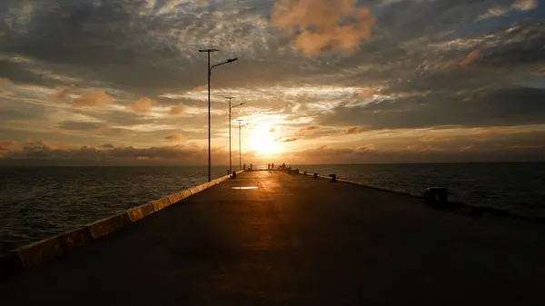 Endonezya 'daki Tanjung Yılan İskelesi' nin sonundaki Gün Batımının Güzel Doğal Sahnesi