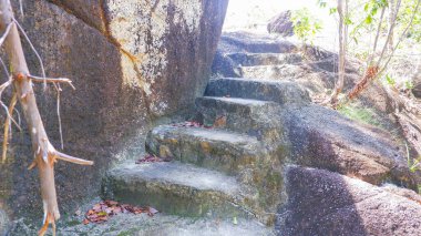 Endonezya 'nın Daya Baru Köyü' ndeki Büyük Doğal Dağ Kayalıklarında Yapay Merdivenler