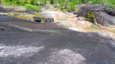 Endonezya 'nın Daya Baru köyünde siyah renkli bir dağ kayasının doğal görüntüsü.