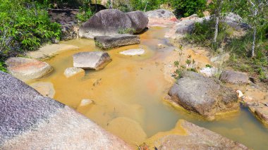 Taze su nehirlerinin doğal manzarası ve tropikal ormanlardaki dağlık kayaların genişliği, Daya Baru Köyü, Endonezya