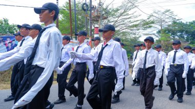 MUNTOK, İNDONEZYA - 10 Eylül 2023: Endonezya 'nın Bağımsızlık Günü' nde Erkek Lisesi öğrencileriyle Yürüyüş