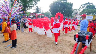 MUNTOK, İNDONEZYA - 10 Eylül 2023: İlköğretim Okulu Karnaval katılımcıları Kırmızı ve Beyaz Balon Kostümleri, Endonezya 'nın Bağımsızlık Gününü Kutluyor