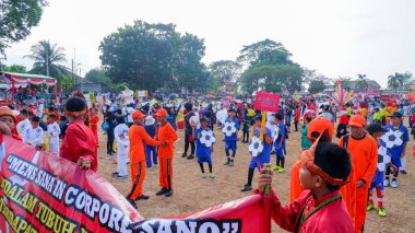 MUNTOK, INDONEZYA - 10 Eylül 2023: Endonezya Bağımsızlığının Yıldönümünde Karnaval Yarışmalarına Katılan İlkokul Öğrencileri