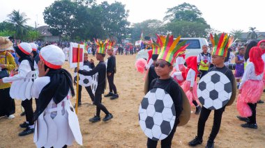 MUNTOK, INDONEZYA - 10 Eylül 2023: Endonezya 'nın Bağımsızlığı Kutlamasında Ortaokul Karnaval Öğrencisi Katılımcıları Futbol Kostümleri Giydi