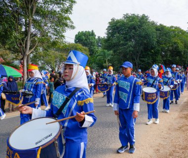 MUNTOK, Indonezya - 10 Eylül 2023: Mavi kostümlü ortaokul öğrencileri bandosu, Endonezya Bağımsızlık Günü 'nde