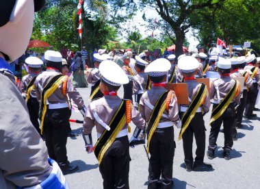 MUNTOK, İNDONEZYA 10 Eylül 2023: Endonezya 'nın Bağımsızlığını Kutlayan Bir Karnaval' da Küçük Polis Memurları Çizgisi