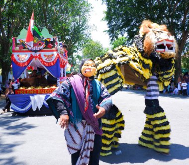 MUNTOK, Indonezya - 10 Eylül 2023: Geleneksel Kostüm ve Maskeli Dansçılarla Endonezya Geleneksel Sanatlar Günü