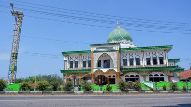 Batı Bangka, Endonezya 'daki Muntok şehrinde Demir Kulesi olan Al-ikhlas Camii' nin Görkemi