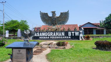 MUNTOK, INDONESIA - HAZİRAN 08, 2023: Pesanggerahan Evinin Avlusundaki Garuda Heykeli ve Heykelleri Batı Bangka, Endonezya 'daki Muntok şehrindeki