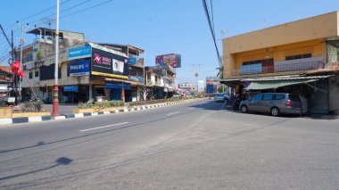 MUNTOK, INDONEZYA - 17 Ekim 2023: Gün boyunca Endonezya 'nın Batangpinang şehrinin merkezinde Sessiz Bir Caddenin Atmosferi