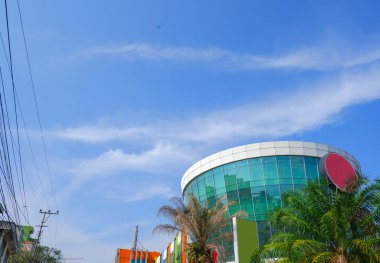 Batangpinang, Endonezya 'da parlak mavi gökyüzüne karşı inşa edilmiş cam bir bina.