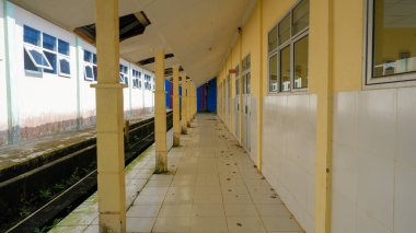 Endonezya, Belo Havayolları köyündeki modası geçmiş bir okul binasının koridoru.